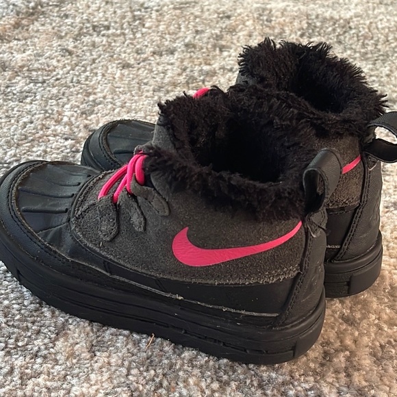 Nike Kids ACG Fur Lined Sneaker Boots Size:11C Hot Pink Black and Grey - Picture 9 of 15
